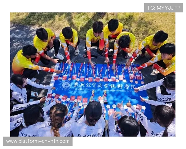 赛艇队进行大强度团体训练，划频更加一致