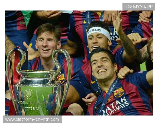 梅西与苏亚雷斯泳池合照像退休大叔