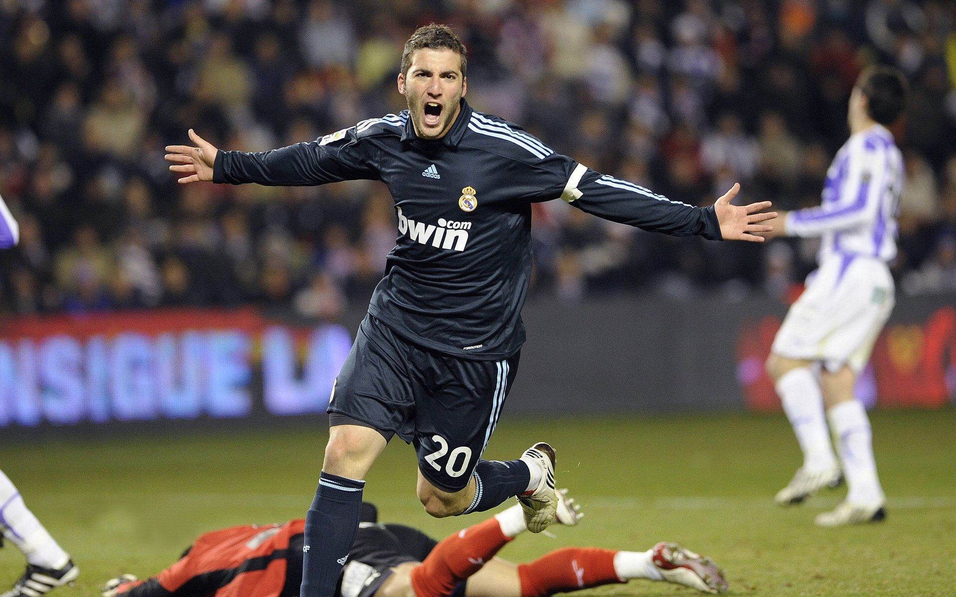 山地越野挑战赛穿越原始森林 高温潮湿考验极限